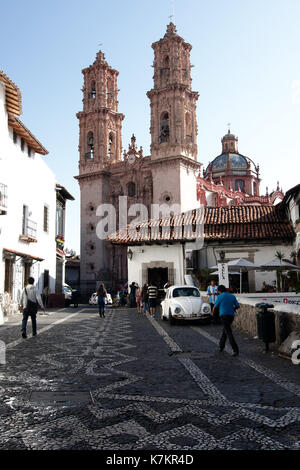 Taxco de Alarcón, Guerrero, Mexiko - 2013: Blick auf die Kirche Santa Prisca (Templo de Santa Prisca). Stockfoto