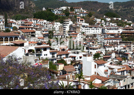 Taxco de Alarcón, Guerrero, Mexiko - 2013: Panoramablick auf die Stadt. Stockfoto