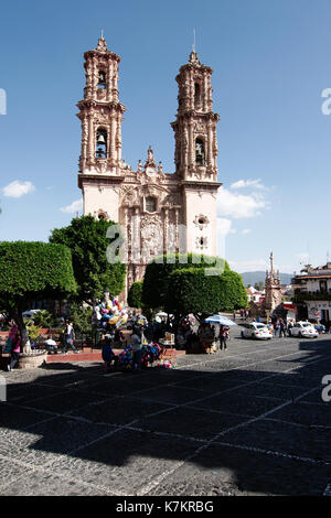 Taxco de Alarcón, Guerrero, Mexiko - 2013: Blick auf die Kirche Santa Prisca (Templo de Santa Prisca). Stockfoto