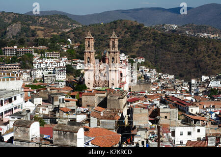 Taxco de Alarcón, Guerrero, Mexiko - 2013: Panoramablick auf die Stadt. Stockfoto