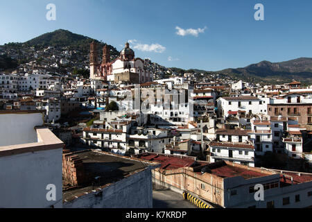 Taxco de Alarcón, Guerrero, Mexiko - 2013: Panoramablick auf die Stadt. Stockfoto