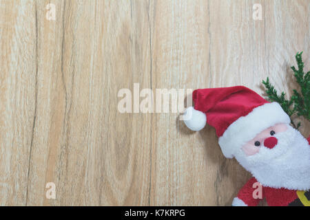 Santa Claus Doll auf Weihnachten auf hölzernen Hintergrund mit Kopie Raum Stockfoto