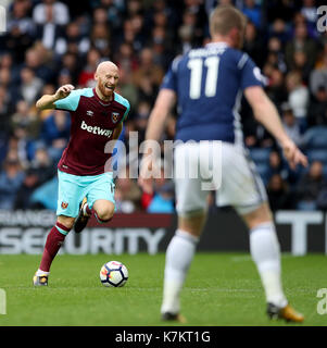 West Ham United James Collins zieht während der Premier League Match in West Bromwich, West Bromwich verletzt. Stockfoto