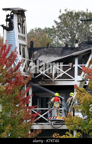 Feuerwehrmänner, die bleiben in der Szene nach einem großen Feuer in einem Mehrfamilienhaus in Snodland, Kent. Stockfoto