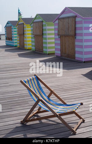 Liegestuhl und Hütten, Hastings Pier, Sussex Stockfoto