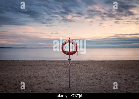 Leben Boje am Meer an einem Sommerabend in Finnland Stockfoto