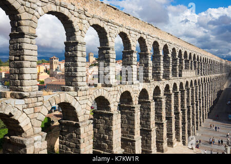 Berühmte spektakuläre römische Aquädukt, gebaut aus Granitblöcken, und der Plaza del Azoguejo, Segovia, Spanien Stockfoto