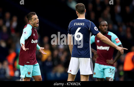 West Ham United Javier Hernandez (links) und West Bromwich Albion Jonny Evans (rechts) Exchange Worte während der Premier League Match in West Bromwich, West Bromwich. PRESS ASSOCIATION Foto. Bild Datum: Samstag, September 16, 2017. Siehe PA-Geschichte Fußball West Brom. Photo Credit: Nick Potts/PA-Kabel. Einschränkungen: EDITORIAL NUR VERWENDEN Keine Verwendung mit nicht autorisierten Audio-, Video-, Daten-, Spielpläne, Verein/liga Logos oder "live" Dienstleistungen. On-line-in-Verwendung auf 75 Bilder beschränkt, kein Video-Emulation. Keine Verwendung in Wetten, Spiele oder einzelne Verein/Liga/player Publikationen. Stockfoto