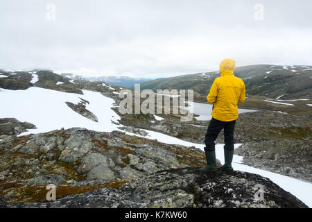 Typisch norwegische Landschaft mit schneebedeckten Bergen und Clear Lake in der Nähe der berühmten Aurlandsvegen (Bjorgavegen), Mountain Road, Aurland, Norwegen. Stockfoto