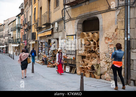 Touristen zu Fuß durch Geschenke und Souvenirs Geschäfte in der Calle Marques del Arco, Segovia, Spanien Stockfoto