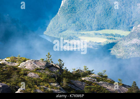 Nebligen Morgen auf den Preikestolen - Rock) - berühmte Sehenswürdigkeit in der Gemeinde Forsand, Rogaland County, Norwegen Stockfoto