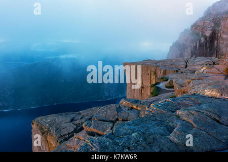 Bunte sunrise auf den Preikestolen - Rock) - berühmte Sehenswürdigkeit in der Gemeinde Forsand, Rogaland County, Norwegen. Stockfoto