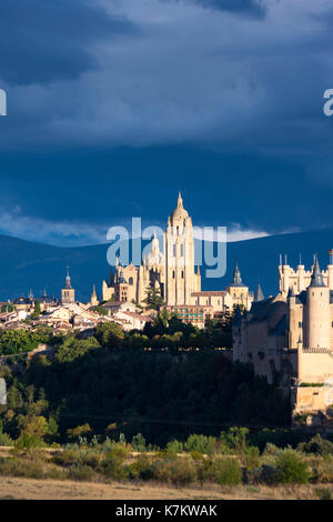 Berühmten Blick auf Alcazar Schloss - Palast und Festung, die Disney Schloss inspiriert, Kathedrale und dramatischer Himmel in Segovia, Spanien Stockfoto