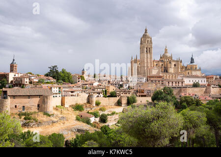 Berühmten Blick auf Alcazar Schloss - Palast und Festung, die Disney Schloss inspiriert, und die Kathedrale, Segovia, Spanien Stockfoto