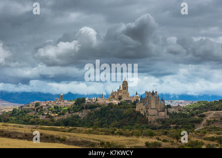 Berühmten Blick auf Alcazar Schloss - Palast und Festung, die Disney Schloss inspiriert, und die Kathedrale, Segovia, Spanien Stockfoto