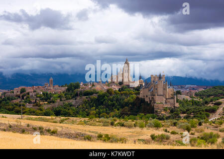 Berühmten Blick auf Alcazar Schloss - Palast und Festung, die Disney Schloss inspiriert, und die Kathedrale, Segovia, Spanien Stockfoto