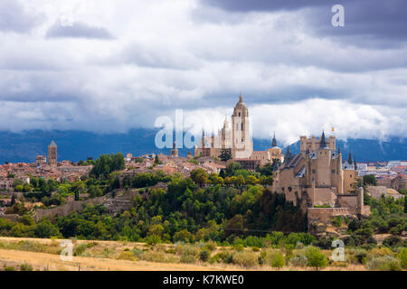 Berühmten Blick auf Alcazar Schloss - Palast und Festung, die Disney Schloss inspiriert, und die Kathedrale, Segovia, Spanien Stockfoto