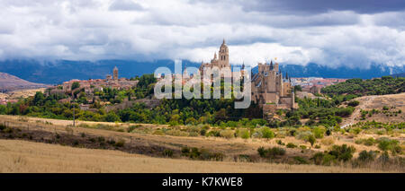 Berühmten Blick auf Alcazar Schloss - Palast und Festung, die Disney Schloss inspiriert, und die Kathedrale, Segovia, Spanien Stockfoto