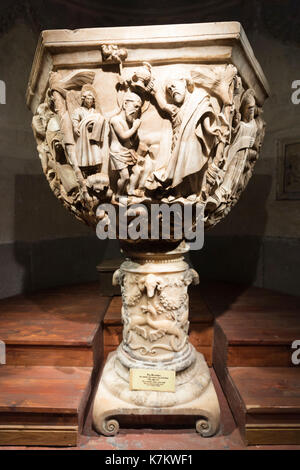 16. Jahrhundert alabaster gotische Taufbecken in Römisch-katholische Kathedrale von Avila, Kathedrale de Avila, Spanien Stockfoto