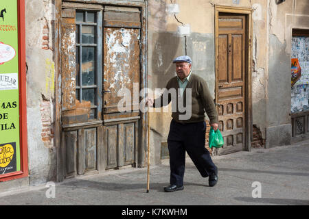 Lokale Mann mit Stock in Avila, Spanien Stockfoto