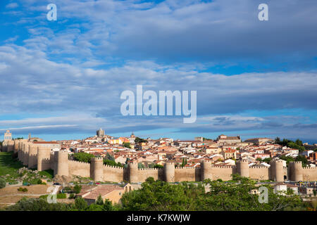 Berühmte Altstadt von Avila mit Extra-Muros Kirchen und die mittelalterlichen Stadtmauern, UNESCO-Weltkulturerbe, Spanien Stockfoto