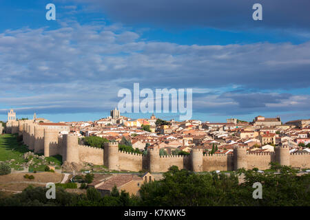 Berühmte Altstadt von Avila mit Extra-Muros Kirchen und die mittelalterlichen Stadtmauern, UNESCO-Weltkulturerbe, Spanien Stockfoto