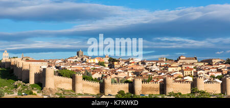 Berühmte Altstadt von Avila mit Extra-Muros Kirchen und die mittelalterlichen Stadtmauern, UNESCO-Weltkulturerbe, Spanien Stockfoto