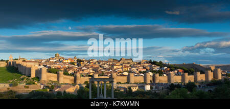 Berühmte Altstadt von Avila mit Extra-Muros Kirchen und die mittelalterlichen Stadtmauern, UNESCO-Weltkulturerbe, Spanien Stockfoto