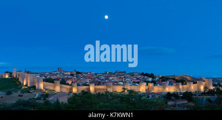 Berühmte Altstadt von Avila mit Extra-Muros Kirchen und die mittelalterlichen Stadtmauern, UNESCO-Weltkulturerbe, Spanien Stockfoto