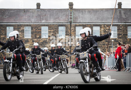 Am letzten Tag ihrer öffentlichen Auftritte, Motorrad display Team das Weiße Helme Teil am großen Finale des Preston militärischen Zeigen an Fulwood Kaserne, Preston. Stockfoto