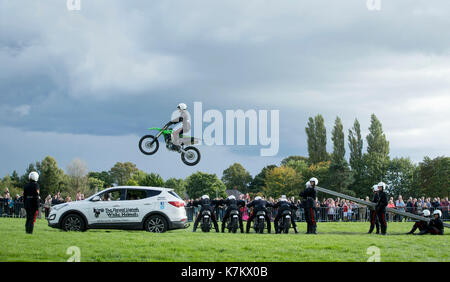 Motorrad display Team das Weiße Helme während einer Anzeige am letzten Tag der öffentlichen Aufführungen, nach 90 Jahren der waghalsige Stunts und Akrobatik, in Preston militärischen Zeigen in Fulwood Kaserne. Stockfoto