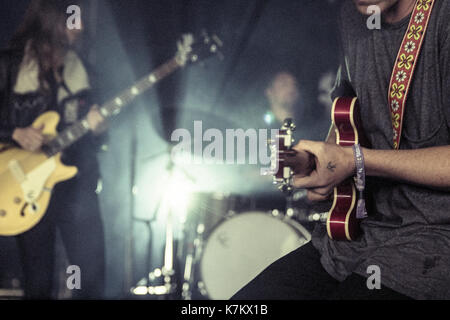 Mickey Smith, Ben Howard & Co bringen ihre neue Band in das Land der Heiligen Bühne Boardmasters 2017 Mit: Mickey Smith, Ben howard Wo: Watergate Bay, Cornwall, Großbritannien Wann: 13 Aug 2017 Quelle: WENN.com Stockfoto