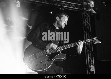 Mickey Smith, Ben Howard & Co bringen ihre neue Band in das Land der Heiligen Bühne Boardmasters 2017 Mit: Mickey Smith, Ben howard Wo: Watergate Bay, Cornwall, Großbritannien Wann: 13 Aug 2017 Quelle: WENN.com Stockfoto