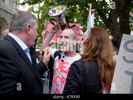 Redaktion: HINWEIS SPRACHE AUF PLAKATEN Anti-pelz Demonstranten protestieren vor der Burberry London Fashion Week SS 18 zeigen außerhalb der Sitzungen House in London. PRESS ASSOCIATION. Bild Datum: Samstag, September 16, 2017. Photo Credit: Isabel Infantes/PA-Kabel Stockfoto