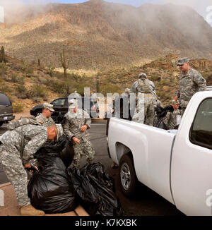 Wachposten mit dem U.S. Army National Guard, Alpha Company, 1.BATAILLON, 158 Infanterie Regiment, 'Bushmasters', klare Papierkorb aus den Toren Pass Ove Stockfoto