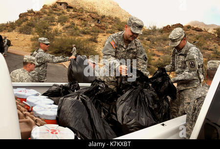 Mitglieder der U S. Army National Guard, Alpha Company, 1.BATAILLON, 158 Infanterie Regiment', 'clear Bushmasters Papierkorb aus den Toren Pass übersehen Stockfoto