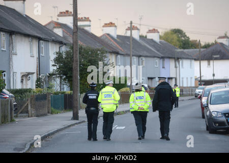 Polizisten, die in einem Betrieb im Cavendish Straße, Sunbury-on-Thames, Surrey, als Teil der Untersuchung in der Parsons Green Bombardierung. Stockfoto