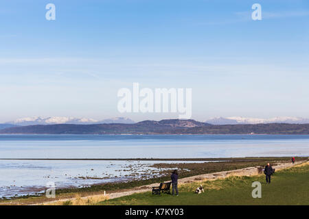 Blick von hest Bank Blick auf der nord-östlichen Ecke der Morecambe Bay mit der schneebedeckten Berge des Lake District am Horizont. Stockfoto