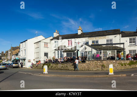 Die Albion Pub an der Kreuzung der Silverdale Road und der Promenade, Arnside Cumbria. Es ist immer noch März aber einen milden, sonnigen Nachmittag hat die Pu gebracht Stockfoto
