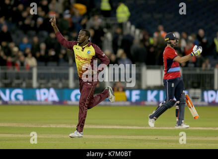 West Indies Carlos Brathwaite feiert nach der Einnahme der wicket von Englands Liam Plunkett die NatWest T20 Match im Emirates Riverside, Durham zu gewinnen. Stockfoto