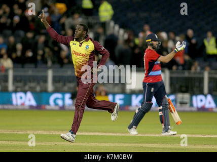 West Indies Carlos Brathwaite feiert nach der Einnahme der wicket von Englands Liam Plunkett die NatWest T20 Match im Emirates Riverside, Durham zu gewinnen. Stockfoto