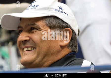 Toni Nadal ist der Onkel und Trainer der Tennisspieler Rafael Nadal (ESP) Sieger der männlichen Singles Finale bei den US Open Tennis Championships 2017 Stockfoto