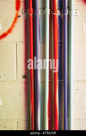 Bunte Rohre an verlassenen Kraftwerk in der Nähe der Jordan River, Vancouver Island, British Columbia, Kanada Stockfoto