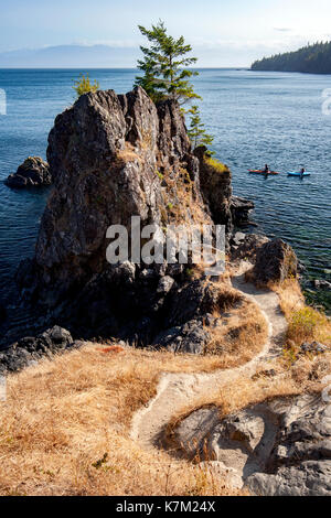 Felsige Küstenlinie auf Creyke Point Trail-East Sooke Regional Park, Sooke, Vancouver Island, British Columbia, Kanada Stockfoto