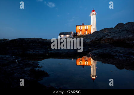 Fisgard Leuchtturm bei Nacht - Fort Rodd Hill, Victoria, Vancouver Island, British Columbia, Kanada Stockfoto