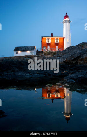 Fisgard Leuchtturm bei Nacht - Fort Rodd Hill, Victoria, Vancouver Island, British Columbia, Kanada Stockfoto