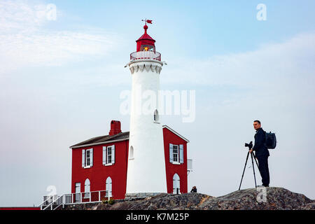 Fotograf bei Fisgard Leuchtturm, Victoria, Vancouver Island, British Columbia, Kanada Stockfoto