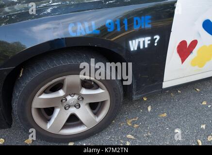 Eine Nahaufnahme von einem Auto mit Protesten gegen die Brutalität der Polizei, auf einer Straße in Minneapolis, Minnesota, USA geparkt gemalt. Stockfoto