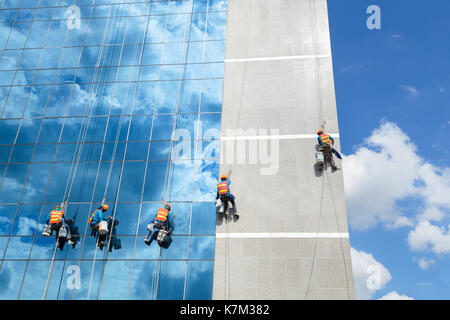 Arbeitnehmer Reinigung windows Spiegel service auf hohes Gebäude. Stockfoto