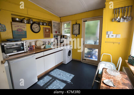 Allgemeine Ansicht der Küche eines post WW 2 vorgefertigte Home, einer von 17, die 1945 auf Wake Green Road in Moseley, Birmingham,, die jetzt Gegenstand einer Conservation Projekt gebaut wurden. Stockfoto